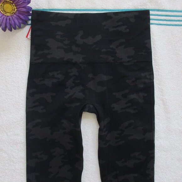 New SPANX Leggings Size Medium High Waisted Black Camo - Picture 6 of 9